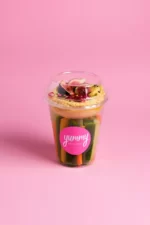 Słupki warzyw z hummusem