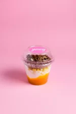 Jogurt grecki z mango i granolą