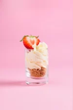 Krem z białej czekolady na maślanym spodzie